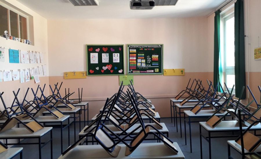 Empty classroom photo courtesy of Wikimedia Commons.